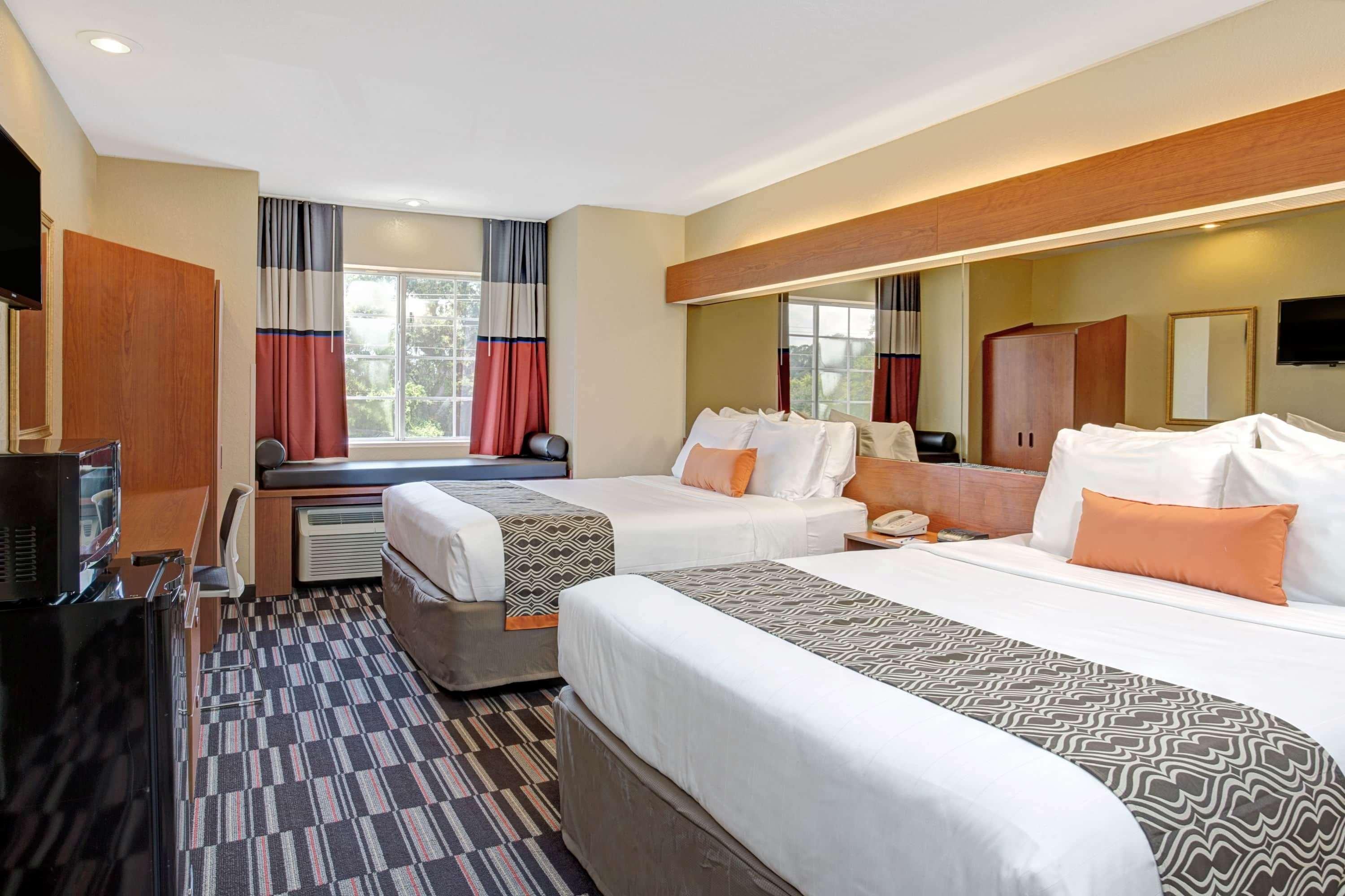 Microtel Inn & Suites By Wyndham 부시넬 외부 사진